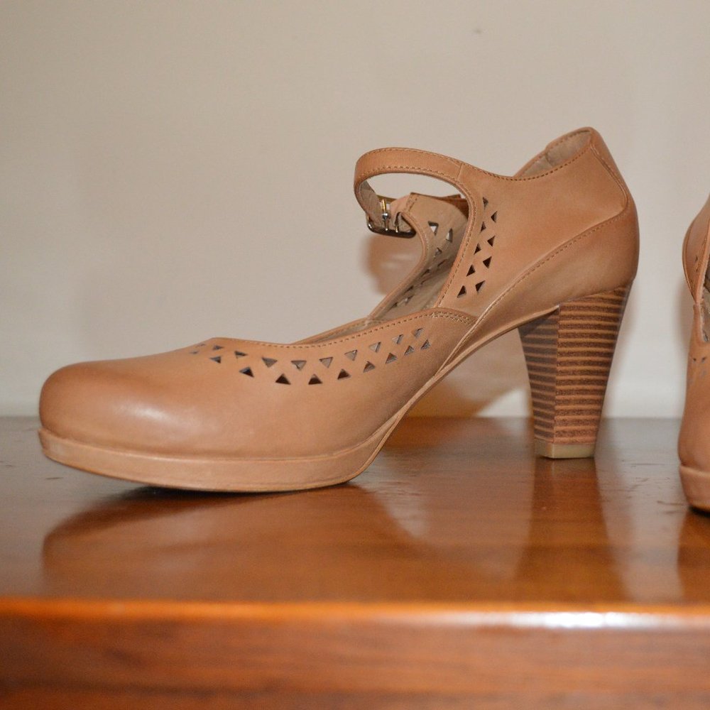 8.5 Clark's Artisan Chorus Chime Mary Jane Pumps (SOLD)